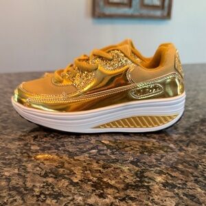 Gold fashion sneakers NWT 6.5
